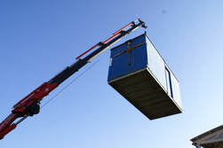 Kran hebt Container