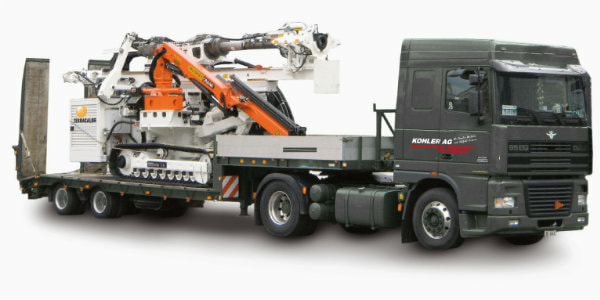 Tieflader mit Baumaschine