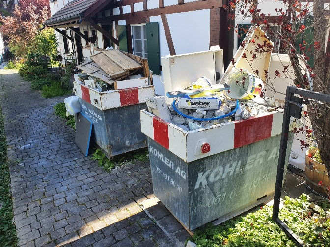 Überladene Mulde auf Baustelle